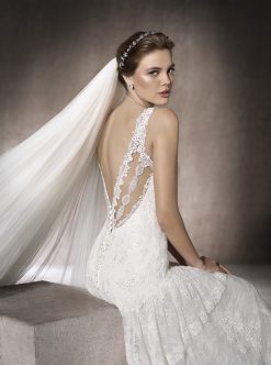 Πίσω όψη νυφικού Maldivas με εξώπλατο σχέδιο - Fashion Brides Σέρρες.