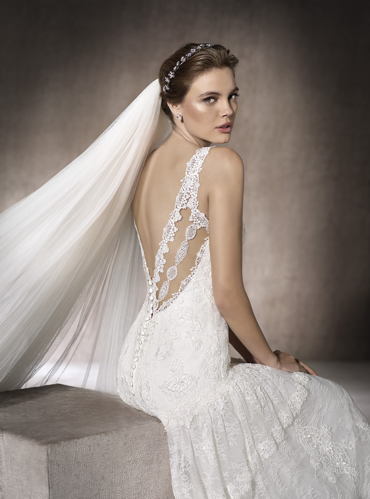 Πίσω όψη νυφικού Maldivas με εξώπλατο σχέδιο - Fashion Brides Σέρρες.