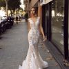 Το νυφικό Roxy αποτελεί την επιτομή της θηλυκότητας και της αισθητικής "Quiet Luxury". Σχεδιασμένο σε εντυπωσιακή γοργονέ γραμμή, αγκαλιάζει το σώμα, αναδεικνύοντας τις καμπύλες με μοναδική φινέτσα και ακρίβεια στη ραφή. Το μπούστο διαθέτει βαθιά λαιμόκοψη V, η οποία καλύπτεται από διακριτικό διάφανο ύφασμα, ενώ η πλάτη είναι έντονα ανοιχτή, προσδίδοντας έναν αέρα τολμηρής κομψότητας. Το ύφασμα του νυφικού είναι διακοσμημένο με περίτεχνη δαντέλα που εκτείνεται από το μπούστο έως το τελείωμα της ουράς, προσθέτοντας βάθος και υφή στη δημιουργία. Η ενσωματωμένη λάμψη του υφάσματος αντανακλά το φως, εξασφαλίζοντας μια εντυπωσιακή παρουσία σε κάθε σας βήμα. Πρόκειται για μια επιλογή που συνδυάζει την υψηλή ραπτική με την άνεση, ιδανική για τη νύφη που αναζητά ένα αριστοκρατικό και ταυτόχρονα μοντέρνο αποτέλεσμα. Ανακάλυψε το Roxy διαθέσιμο στη Fashion Brides στις Σέρρες. Κλείσε ραντεβού για να το δοκιμάσεις από κοντά και να ζήσεις την απόλυτη εμπειρία υψηλής ραπτικής.