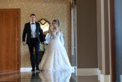 Georgia – Πριγκιπικό Νυφικό με Δαντέλα και Αέρινα Μανίκια - Image 3