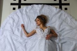 Νυφικό Gianna με δαντέλα σε ξαπλωτή πόζα - Fashion Brides Σέρρες.