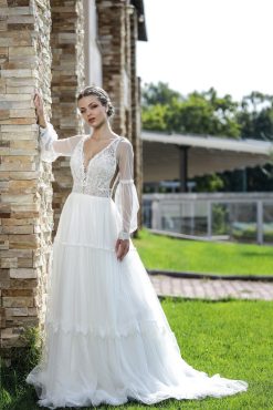 Νυφικό Gabriela σε Α γραμμή με δαντέλα και μακριά μανίκια - Fashion Brides Σέρρες.