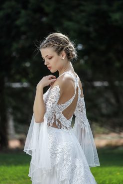 Πίσω όψη νυφικού Grass με μανίκια και δαντέλα - Fashion Brides Σέρρες.