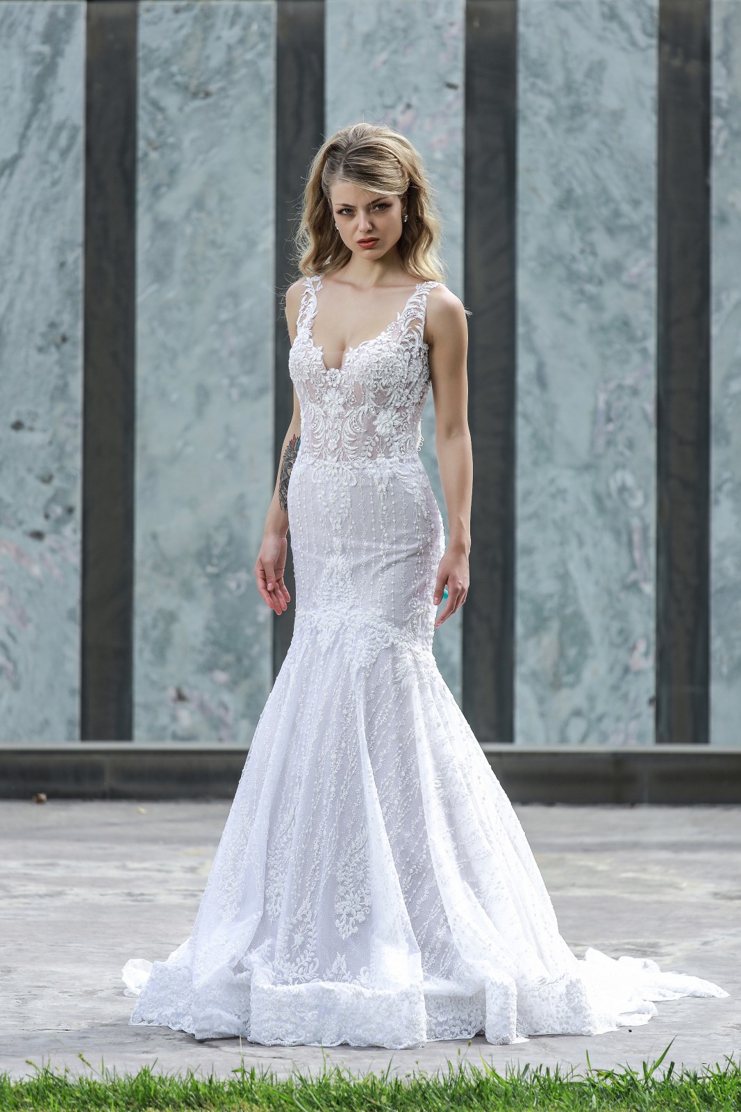 Νυφικό Hroxy με βαθιά λαιμόκοψη V και δαντέλα - Fashion Brides Σέρρες.