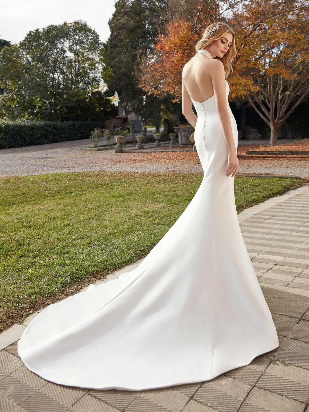 Πίσω όψη νυφικού Leigh με σειρά κουμπιών - Fashion Brides Σέρρες.