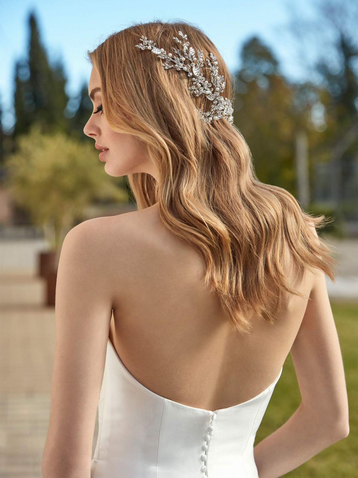 Λεπτομέρεια ανοιχτής πλάτης νυφικού Leigh - Fashion Brides Σέρρες.