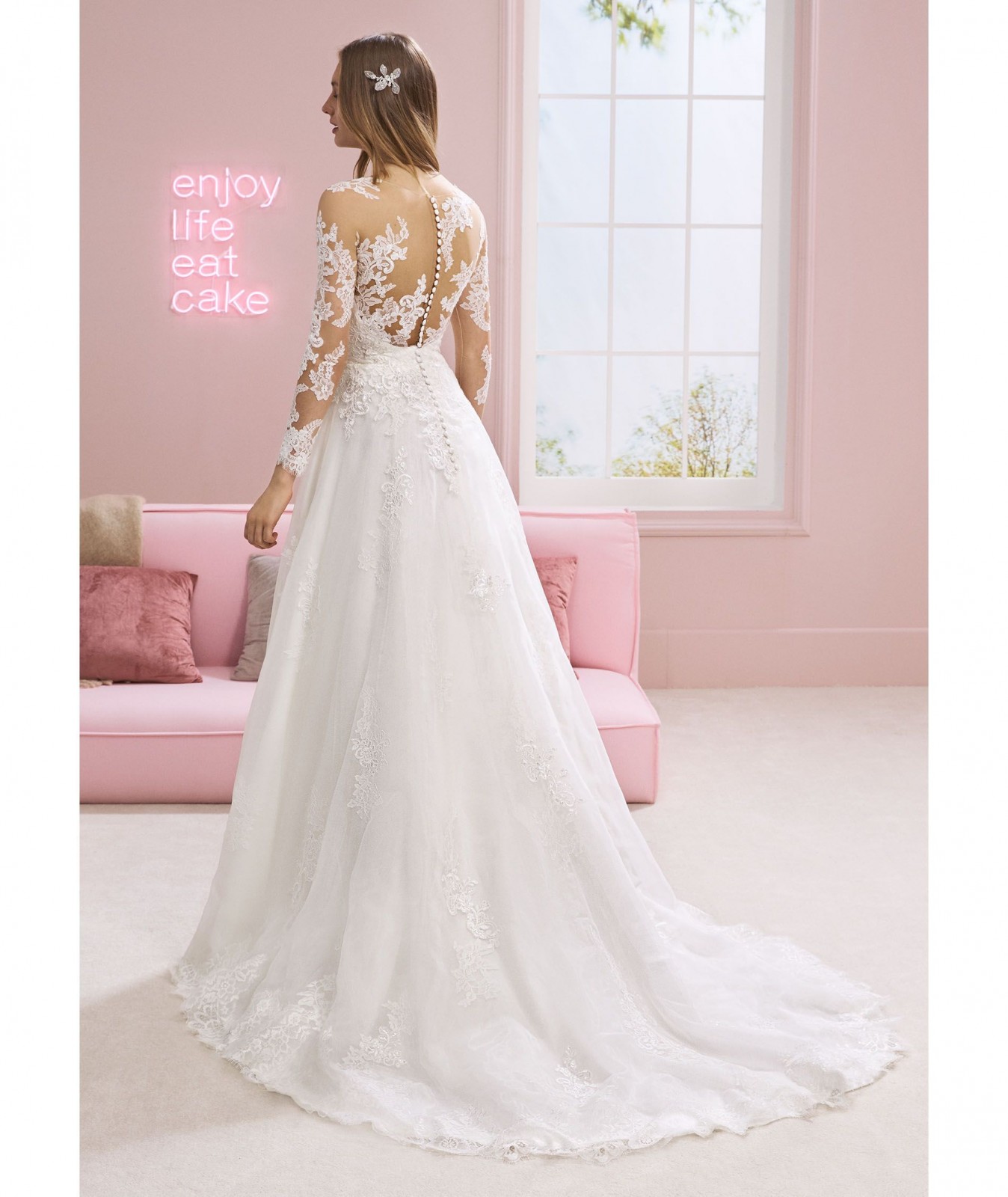 Πίσω όψη νυφικού Rukshana με δαντέλα και κουμπιά - Fashion Brides Σέρρες.