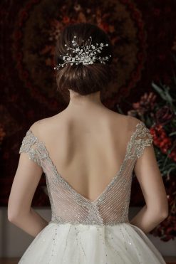 Πλάγια λήψη λεπτομέρειας πλάτης νυφικού Hanna - Fashion Brides Σέρρες.