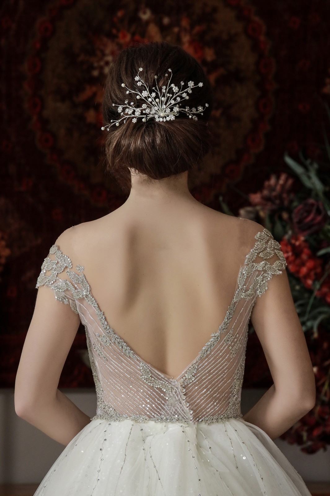 Πλάγια λήψη λεπτομέρειας πλάτης νυφικού Hanna - Fashion Brides Σέρρες.