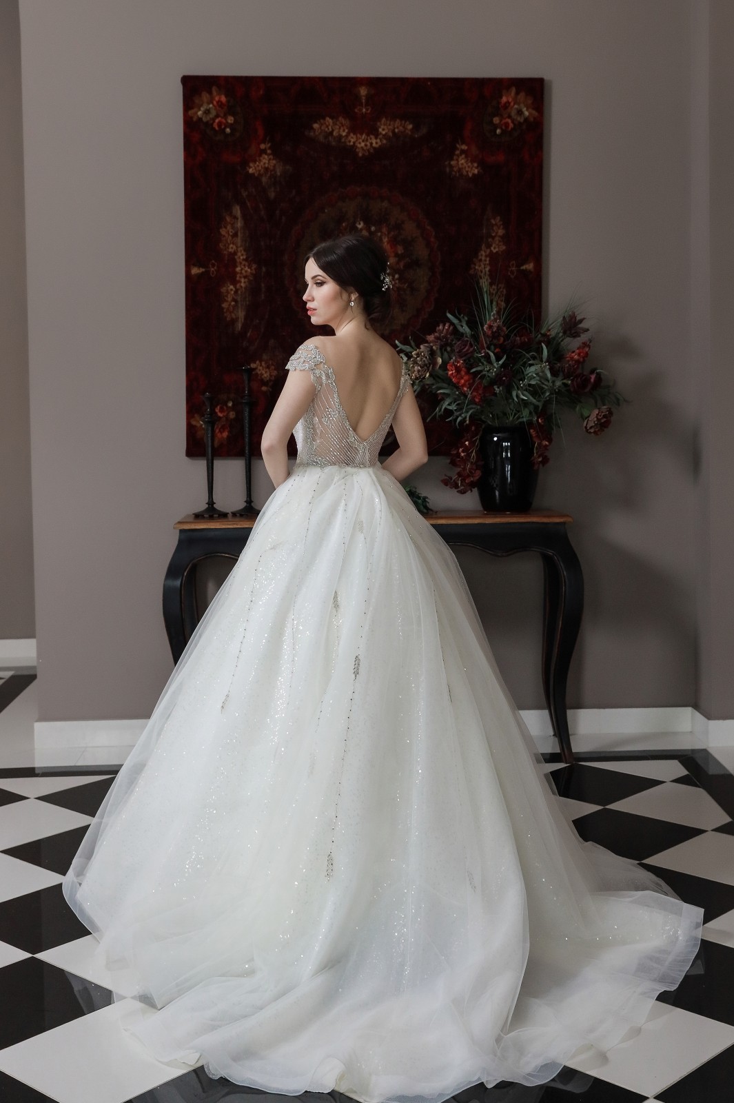 Λεπτομέρεια εξώπλατης γραμμής νυφικού Hanna - Fashion Brides Σέρρες.