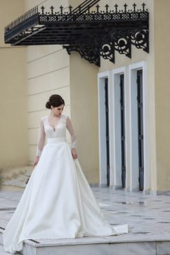 Νυφικό Harmony με δαντέλα και βαθιά λαιμόκοψη V - Fashion Brides Σέρρες.