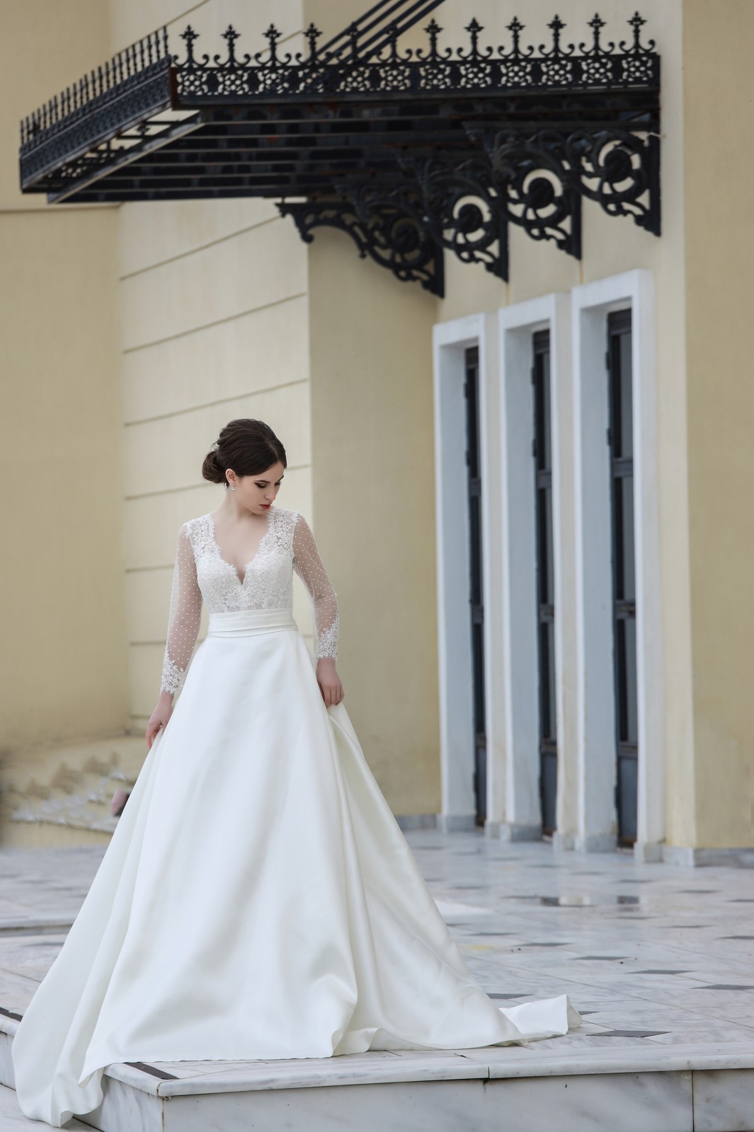 Νυφικό Harmony με δαντέλα και βαθιά λαιμόκοψη V - Fashion Brides Σέρρες.