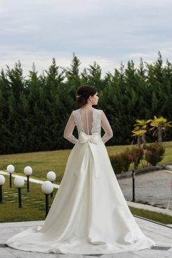 Πίσω όψη νυφικού Harmony με δαντέλα και φιόγκο - Fashion Brides Σέρρες.