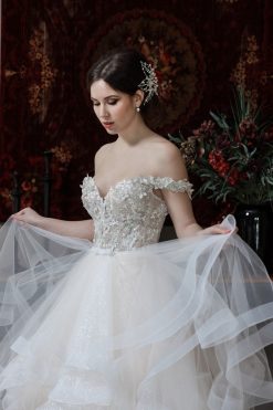 Κοντινή λήψη μπούστου νυφικού Heather - Fashion Brides Σέρρες.