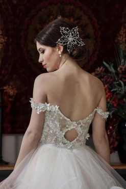 Λεπτομέρεια πλάτης νυφικού Heather - Fashion Brides Σέρρες.