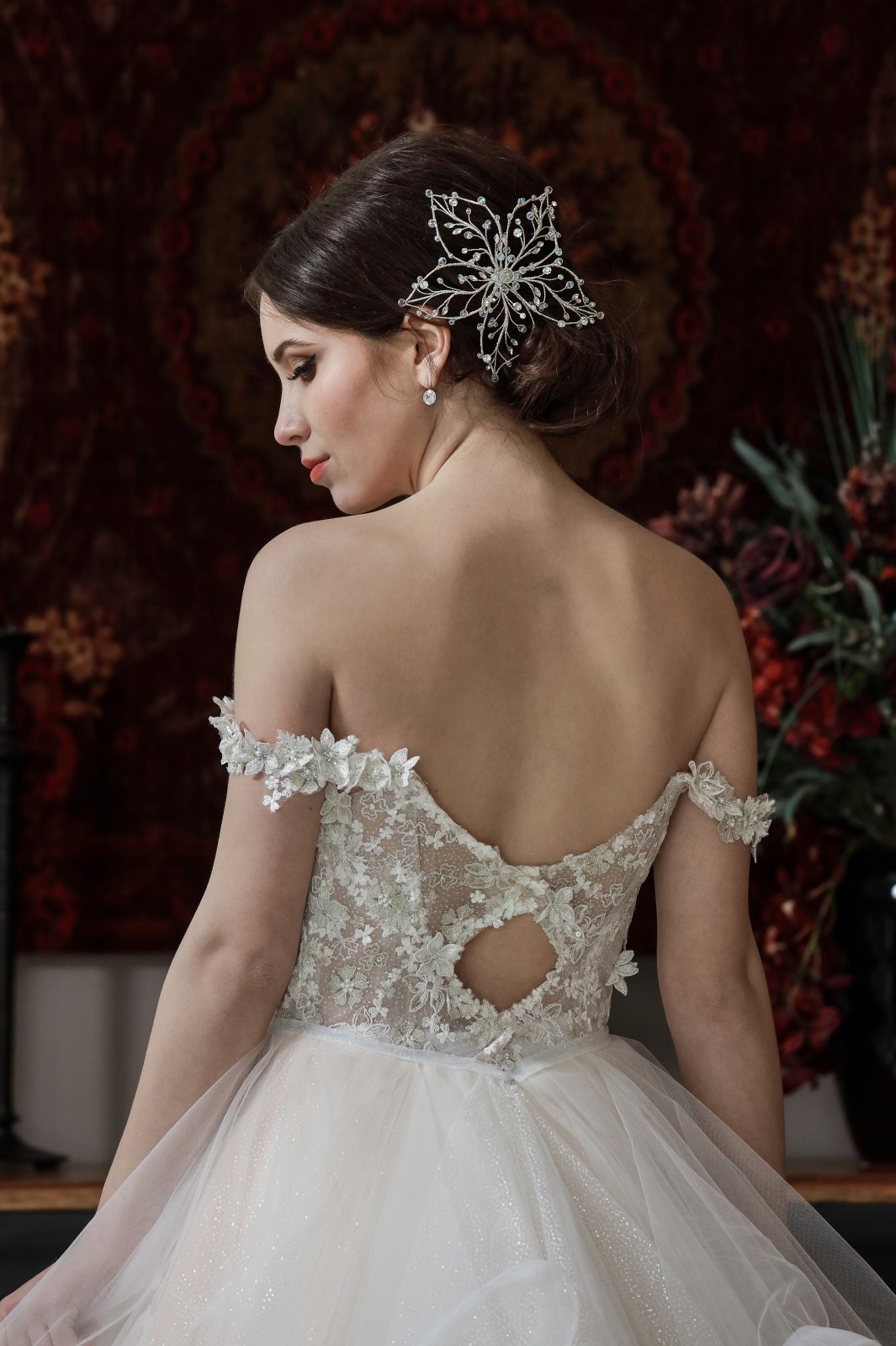 Λεπτομέρεια πλάτης νυφικού Heather - Fashion Brides Σέρρες.