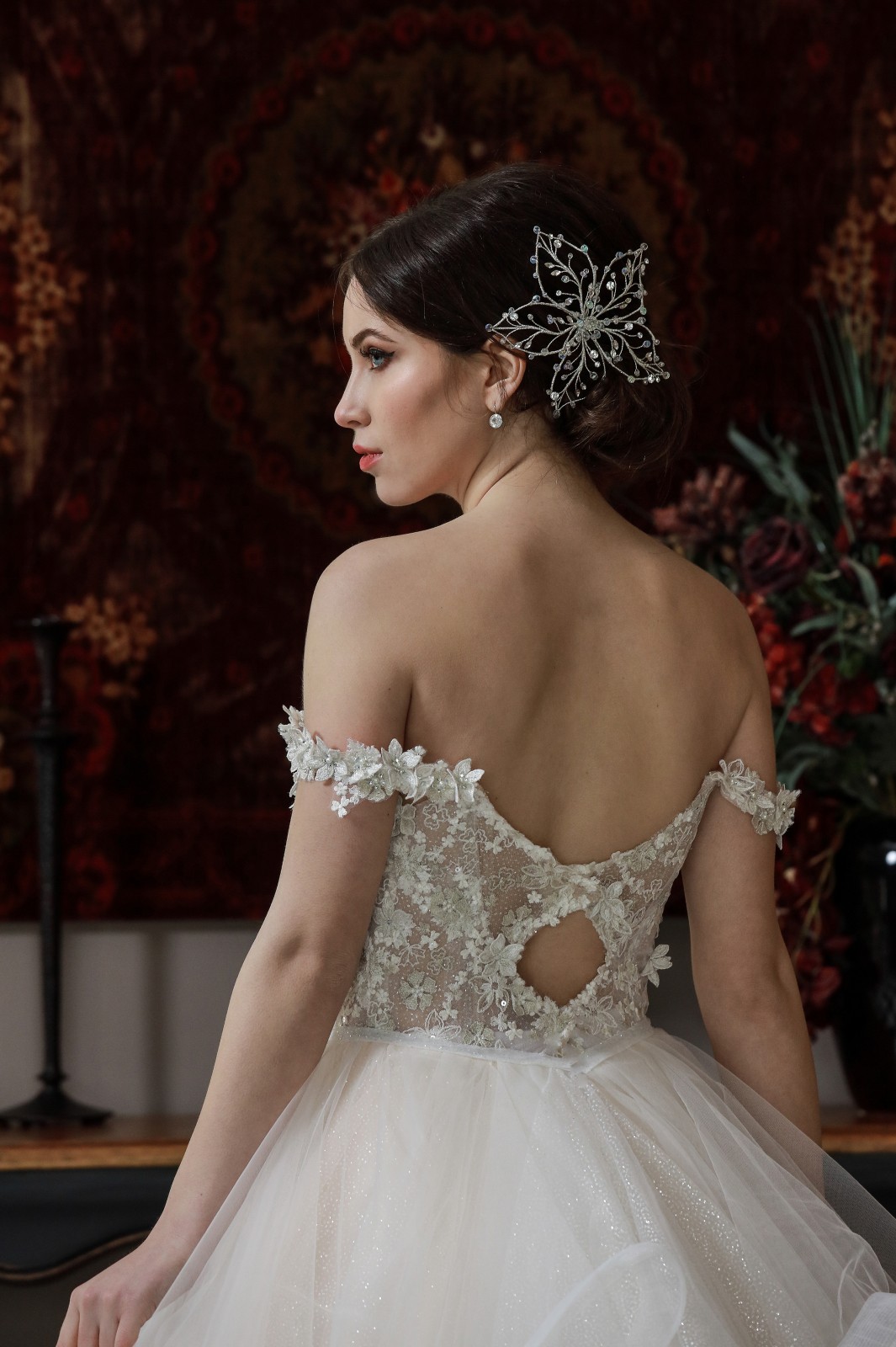 Λεπτομέρεια πλάτης νυφικού Heather - Fashion Brides Σέρρες.