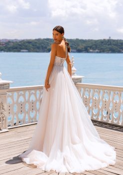 Πίσω όψη νυφικού Alice με κορσέ και αέρινη ουρά - Fashion Brides Σέρρες.