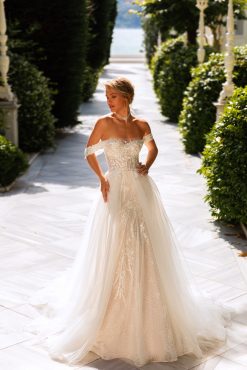 Νυφικό Sofi γοργονέ με κεντημένο μπούστο και off the shoulder ντεκολτέ - Fashion Brides Σέρρες.