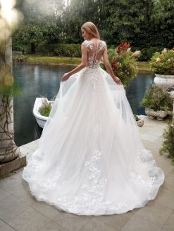 Πίσω όψη νυφικού Ambrosia με διαφάνεια και κουμπιά - Fashion Brides Σέρρες.