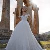 Ολόσωμη λήψη πριγκιπικού νυφικού Arianna σε εξωτερικό χώρο - Fashion Brides Σέρρες.