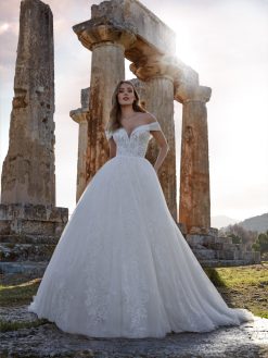 Ολόσωμη λήψη πριγκιπικού νυφικού Arianna σε εξωτερικό χώρο - Fashion Brides Σέρρες.
