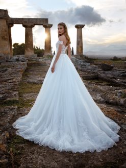 Πίσω όψη νυφικού Gaia με δαντέλα και ουρά - Fashion Brides Σέρρες.