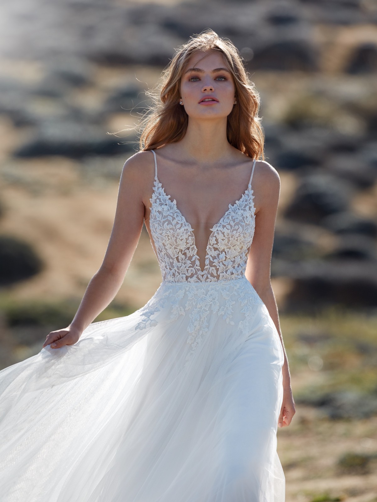 Νυφικό Garbino με βαθιά λαιμόκοψη V και δαντέλα - Fashion Brides Σέρρες.