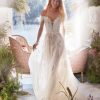 Νυφικό Giglio σε Α γραμμή με δαντέλα και off-the-shoulder μανίκια - Fashion Brides Σέρρες.