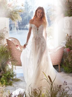 Νυφικό Giglio σε Α γραμμή με δαντέλα και off-the-shoulder μανίκια - Fashion Brides Σέρρες.