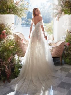 Πίσω όψη νυφικού Giglio με δαντέλα και διαφάνεια - Fashion Brides Σέρρες.