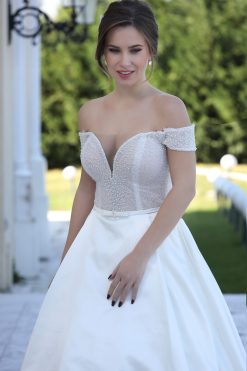 Λεπτομέρεια off the shoulder μπούστου με πέρλες νυφικού Ida - Fashion Brides Σέρρες.
