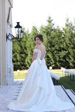 Πίσω όψη νυφικού Ida με φιόγκο και κουμπιά - Fashion Brides Σέρρες.