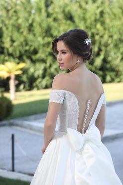Πλάγια όψη μπούστου νυφικού Ida με πέρλες - Fashion Brides Σέρρες.