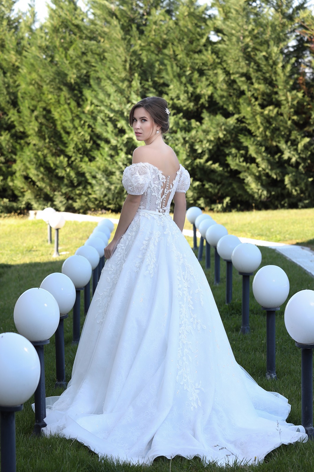 Πίσω όψη νυφικού Iliana με πέρλες και μανίκια - Fashion Brides Σέρρες.