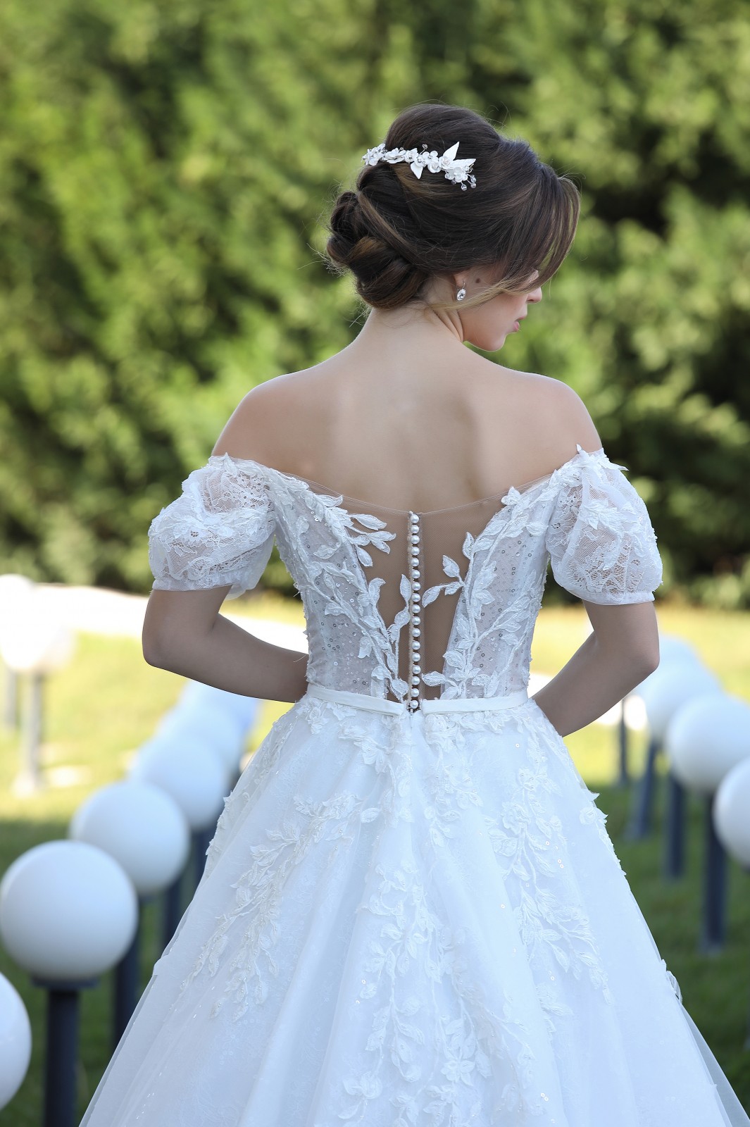 Πίσω όψη με λεπτομέρεια πέρλες στο νυφικό Iliana - Fashion Brides Σέρρες.