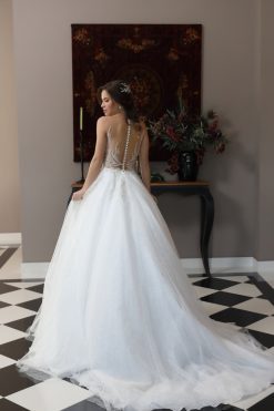 Πίσω όψη νυφικού Irene με διαφάνεια και κουμπιά - Fashion Brides Σέρρες.