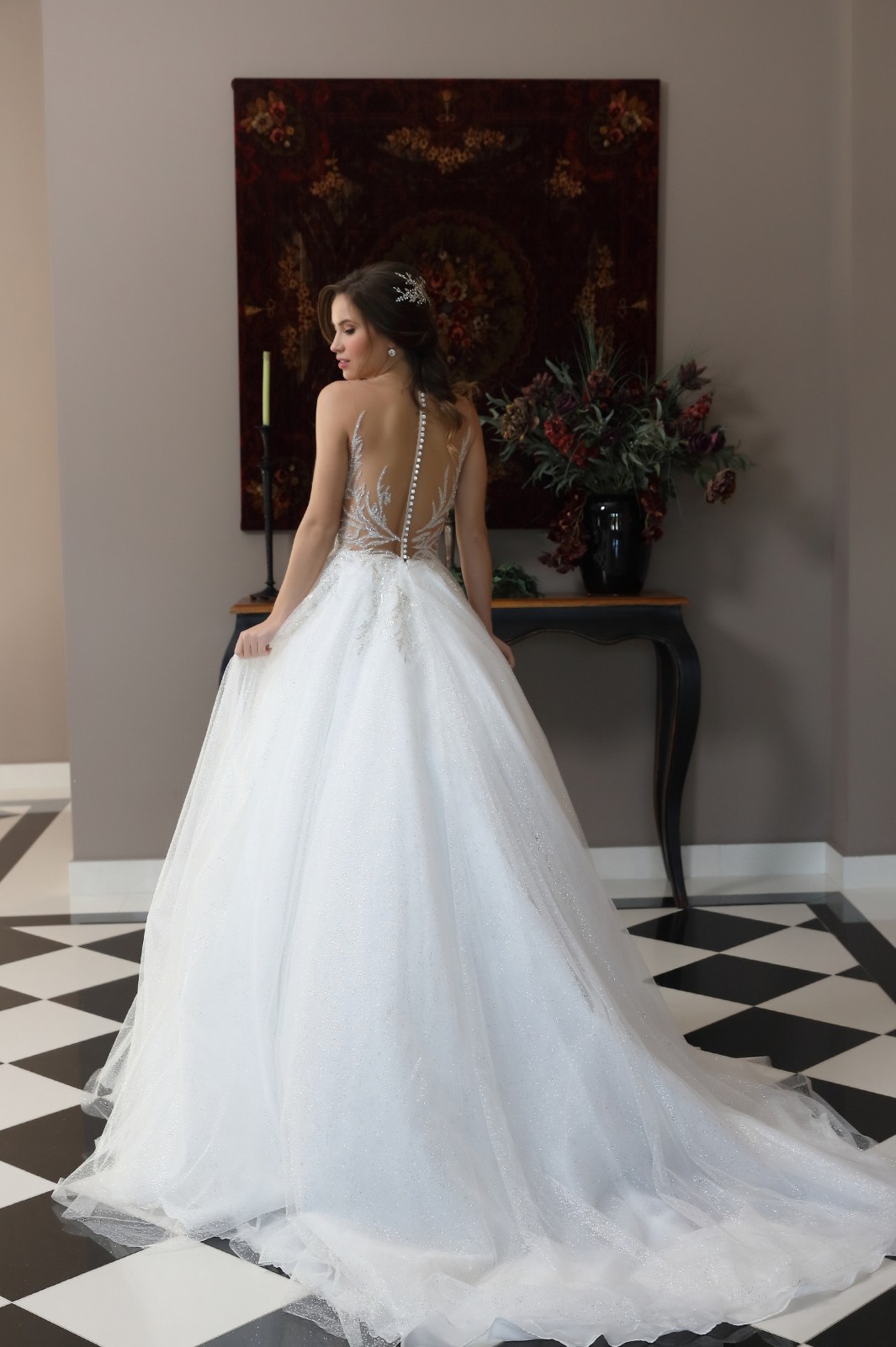 Πίσω όψη νυφικού Irene με διαφάνεια και κουμπιά - Fashion Brides Σέρρες.