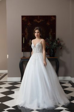 Πριγκιπικό νυφικό Irene με πλούσια φούστα - Fashion Brides Σέρρες.