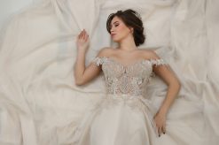 Νυφικό Iris με κεντημένο μπούστο και off-the-shoulder λεπτομέρειες - Fashion Brides Σέρρες.