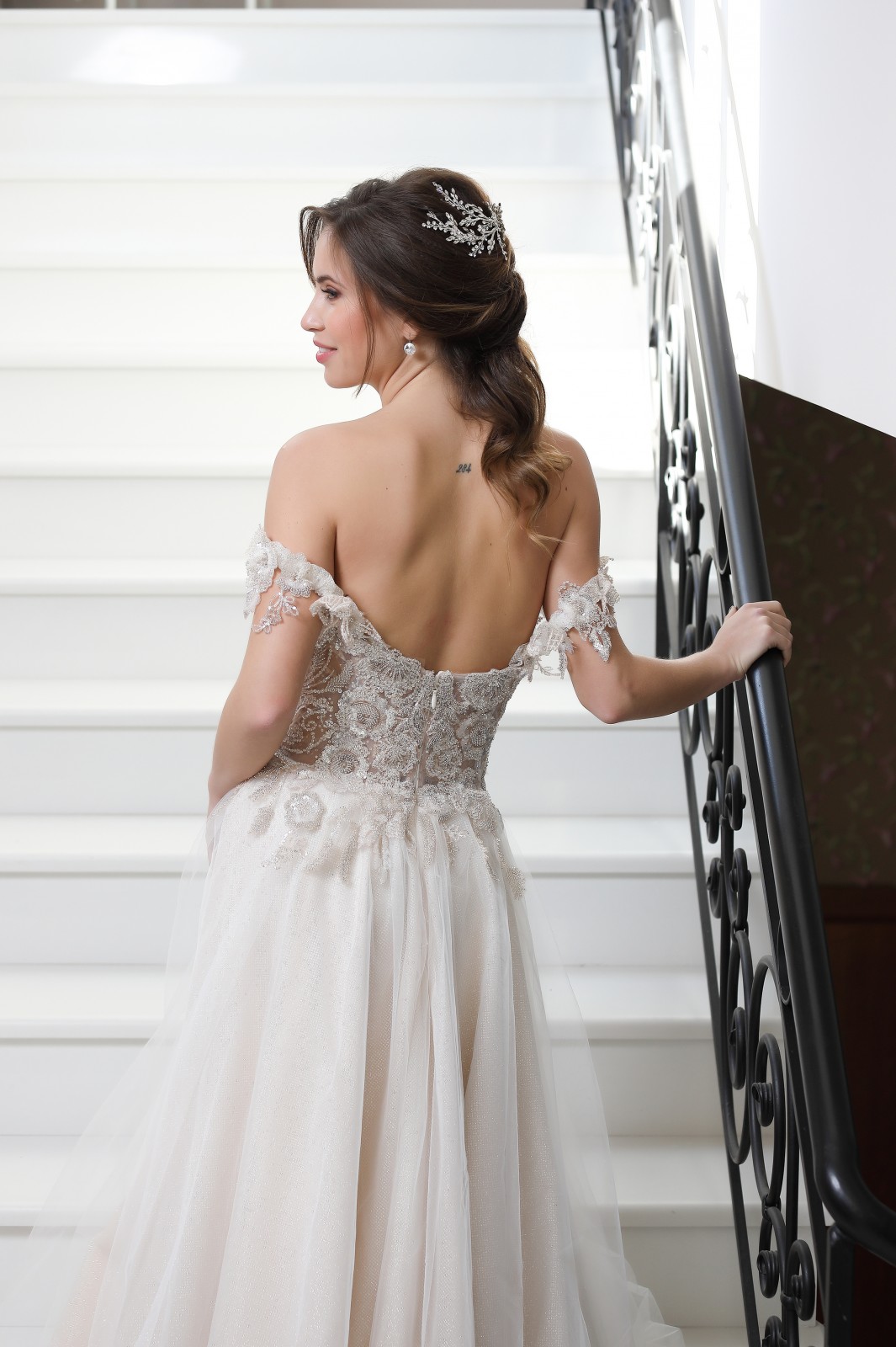 Λεπτομέρεια πλάτης νυφικού Iris - Fashion Brides Σέρρες.
