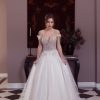Πριγκιπικό νυφικό Iris με off-the-shoulder λαιμόκοψη - Fashion Brides Σέρρες.