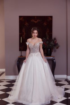 Πριγκιπικό νυφικό Iris με off-the-shoulder λαιμόκοψη - Fashion Brides Σέρρες.