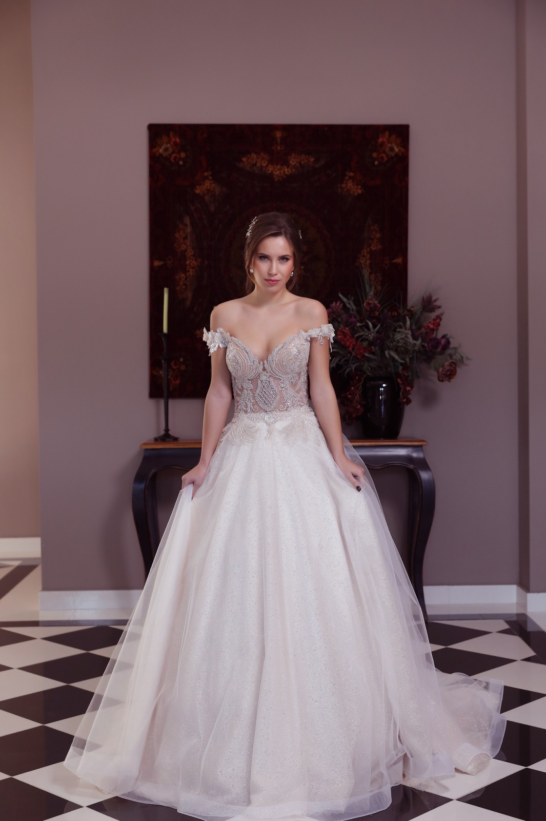 Πριγκιπικό νυφικό Iris με off-the-shoulder λαιμόκοψη - Fashion Brides Σέρρες.