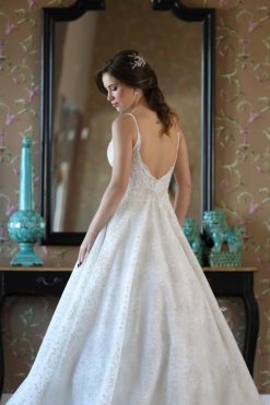 Πίσω όψη νυφικού Isla με άνοιγμα στην πλάτη - Fashion Brides Σέρρες.