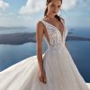 Λεπτομέρεια μπούστου νυφικού Kaula με δαντέλα - Fashion Brides Σέρρες.