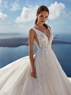 Λεπτομέρεια μπούστου νυφικού Kaula με δαντέλα - Fashion Brides Σέρρες.