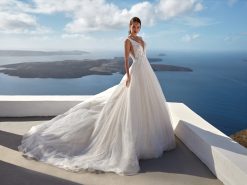 Ολόσωμη λήψη νυφικού Kaula σε Α γραμμή - Fashion Brides Σέρρες.