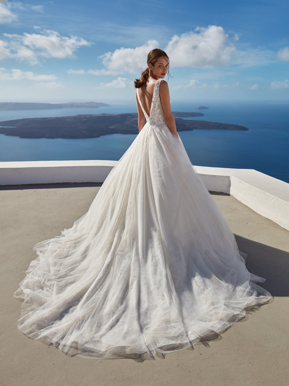 Πίσω όψη νυφικού Kaula με ανοιχτή πλάτη - Fashion Brides Σέρρες.