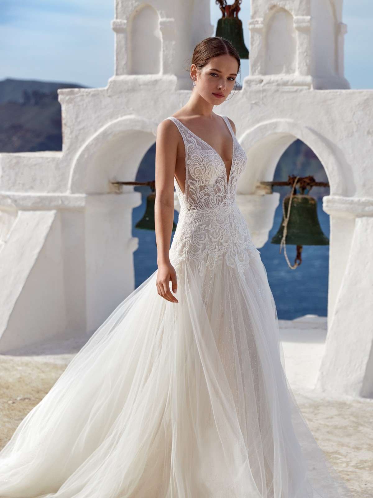 Πίσω όψη νυφικού Palmaria με ανοιχτή πλάτη - Fashion Brides Σέρρες.